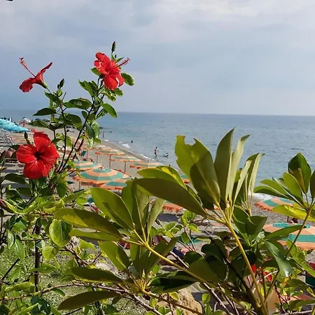 Anna: Ampio Con Terrazza Vista Mare