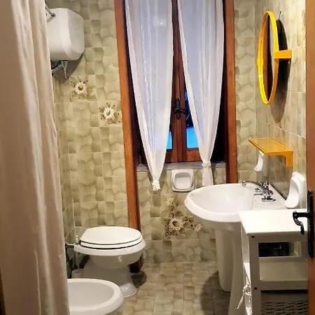 Anna: Ampio Con Terrazza Vista Mare Daire